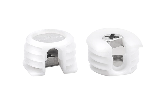 Dado di giunzione per mobili con manicotto in plastica