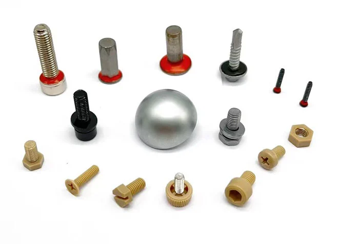 Vari elementi di fissaggio speciali in evidenza